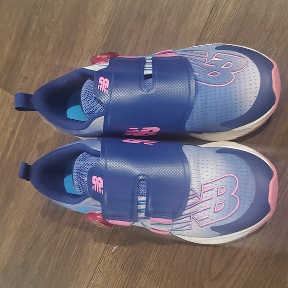 Girls New Balance sneakers sz 4 - Picture 2 of 7